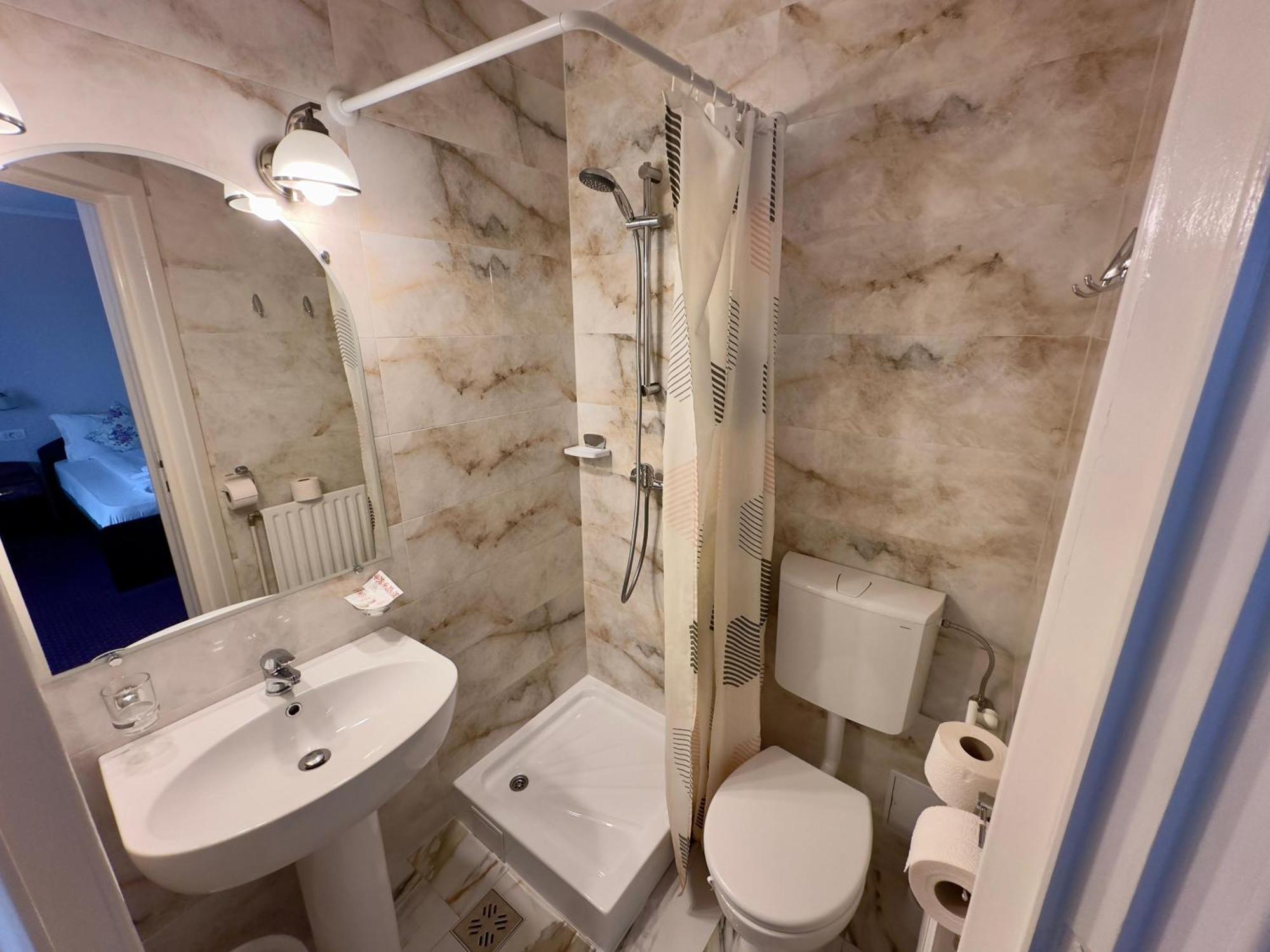 Rădăuţi Pension Hotel Fast מראה חיצוני תמונה