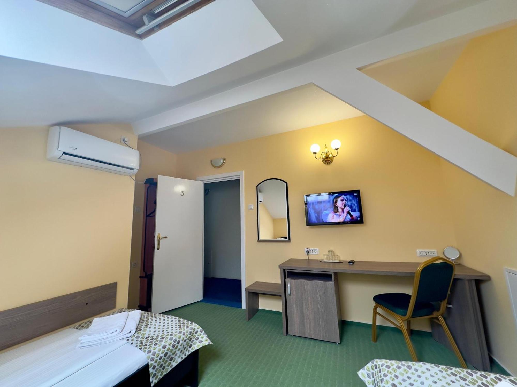 Rădăuţi Pension Hotel Fast מראה חיצוני תמונה