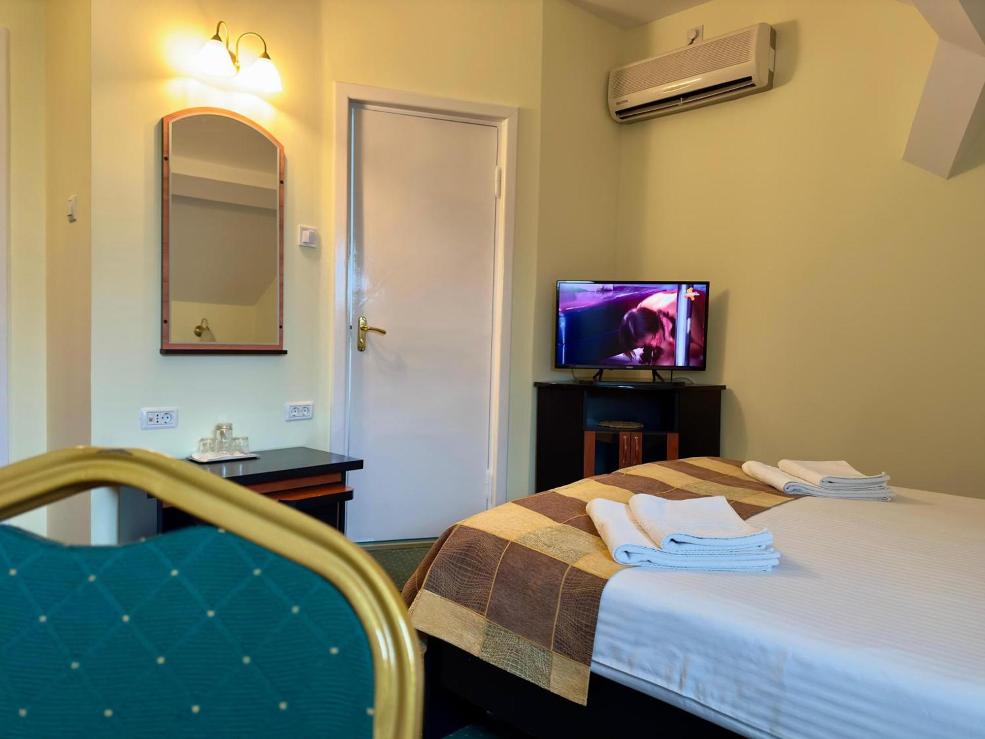 Rădăuţi Pension Hotel Fast מראה חיצוני תמונה
