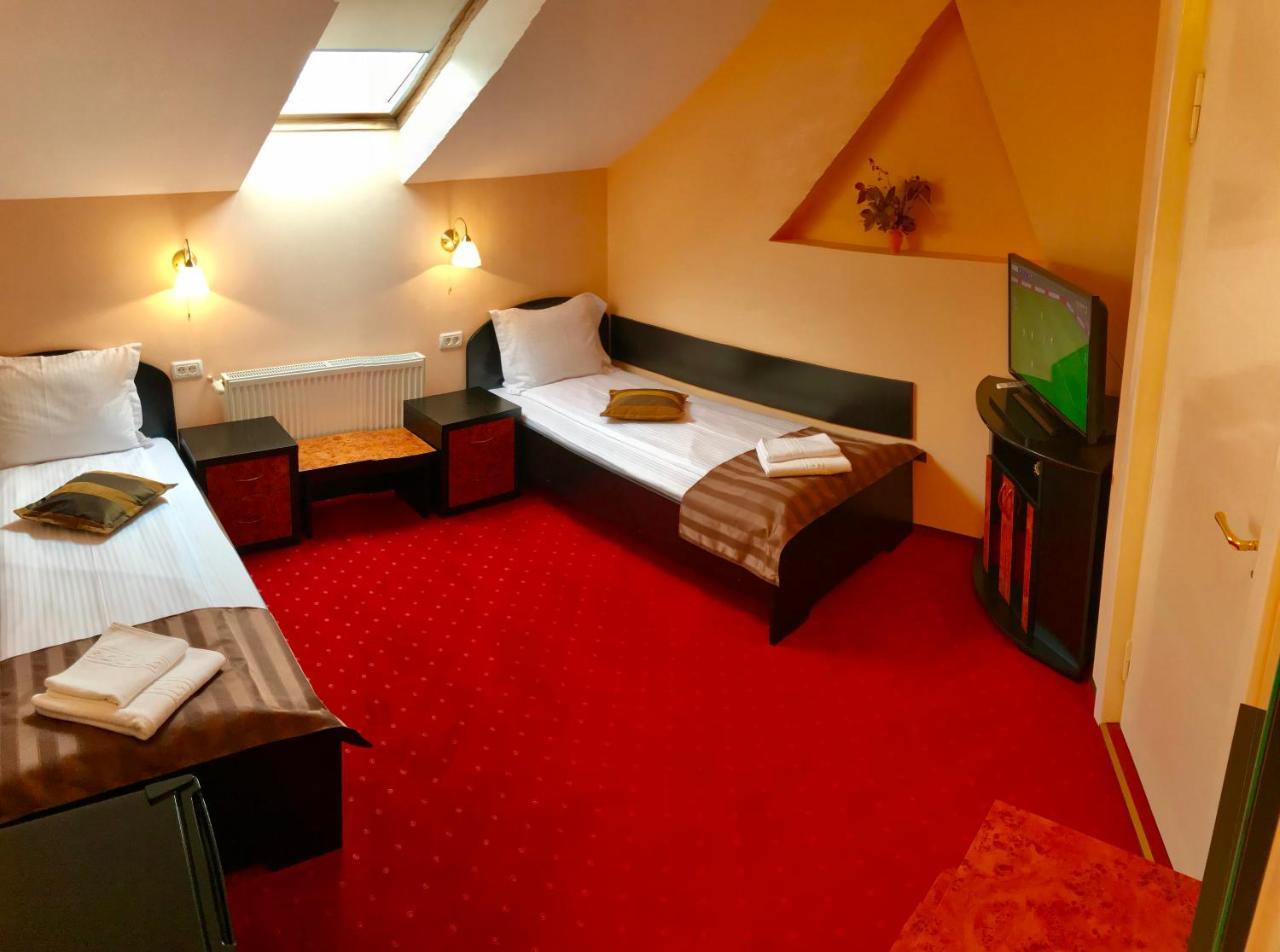Rădăuţi Pension Hotel Fast מראה חיצוני תמונה